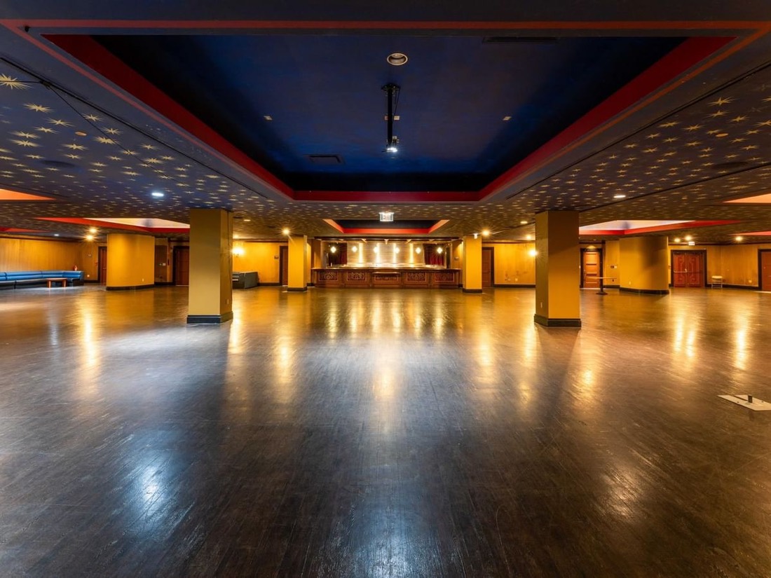 Harlem Room with built-in bar